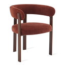 Eetkamerstoel Rose burgundy met armleuning en zachte bekleding in moderne eetkamer